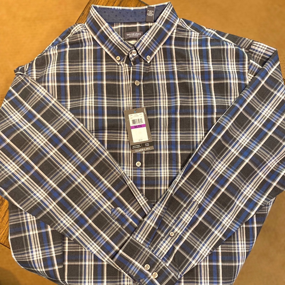 Men's Van Heusen Casual Button Down Shirt. NWT.